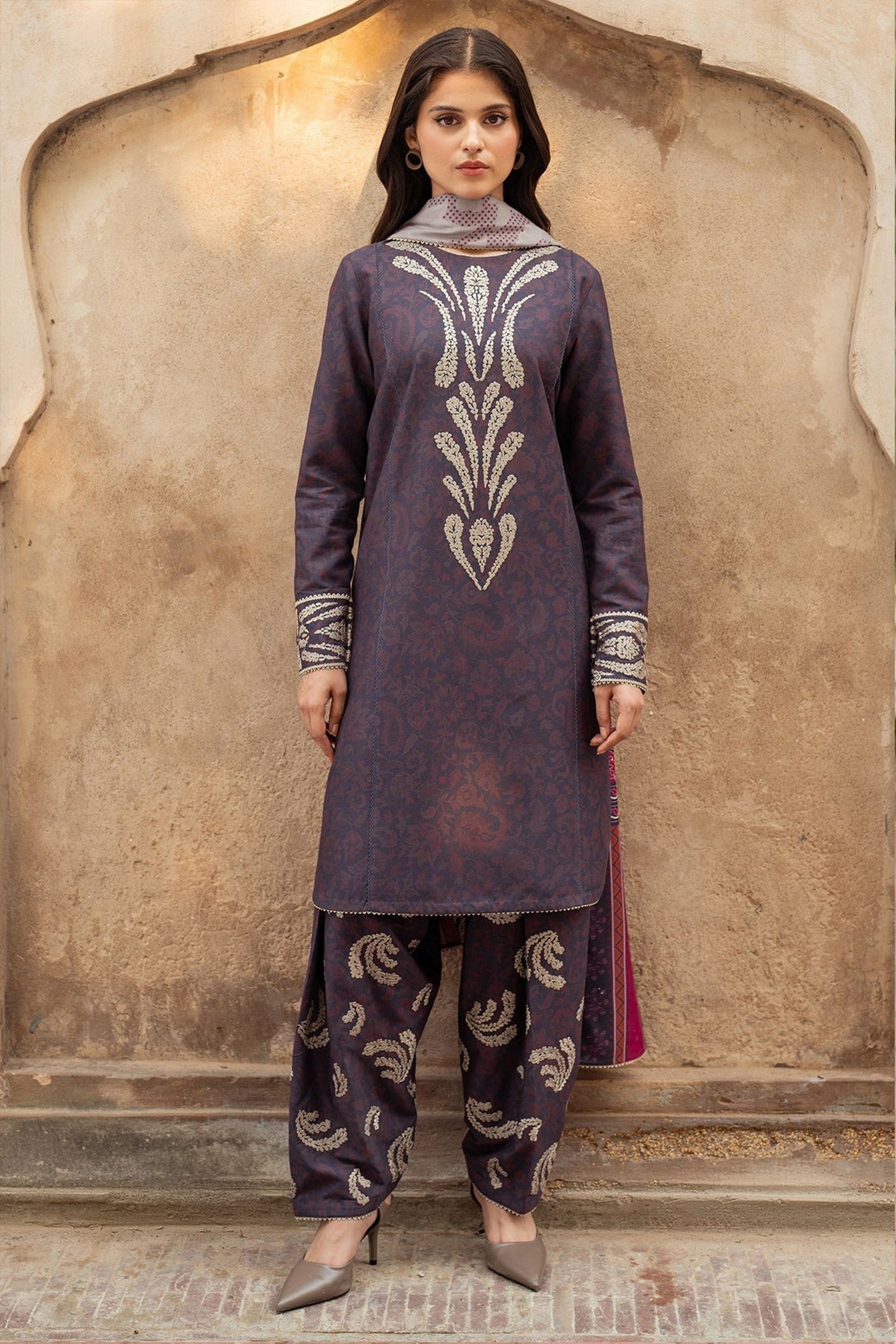 CF830- Winter jazmin 3PC Dhanak Karandi Printed Suit